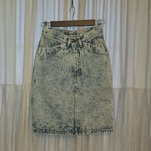 Chic 90s Vintage Retro Denim Pencil Skirt in Acid Wash